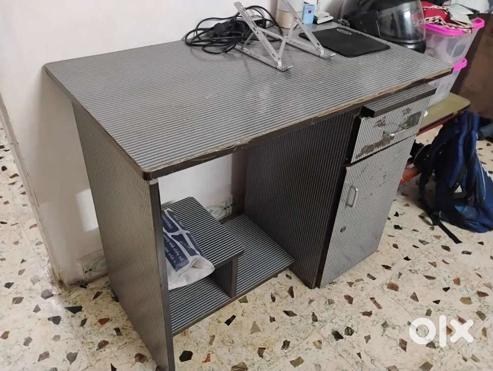 Computer table