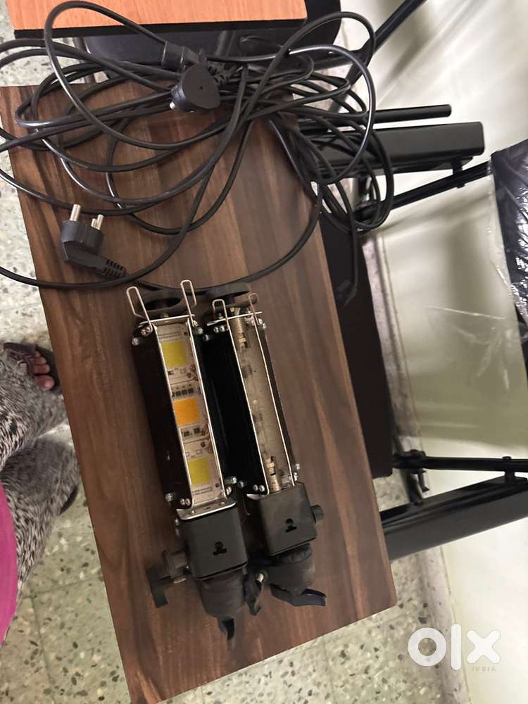2 studio lights