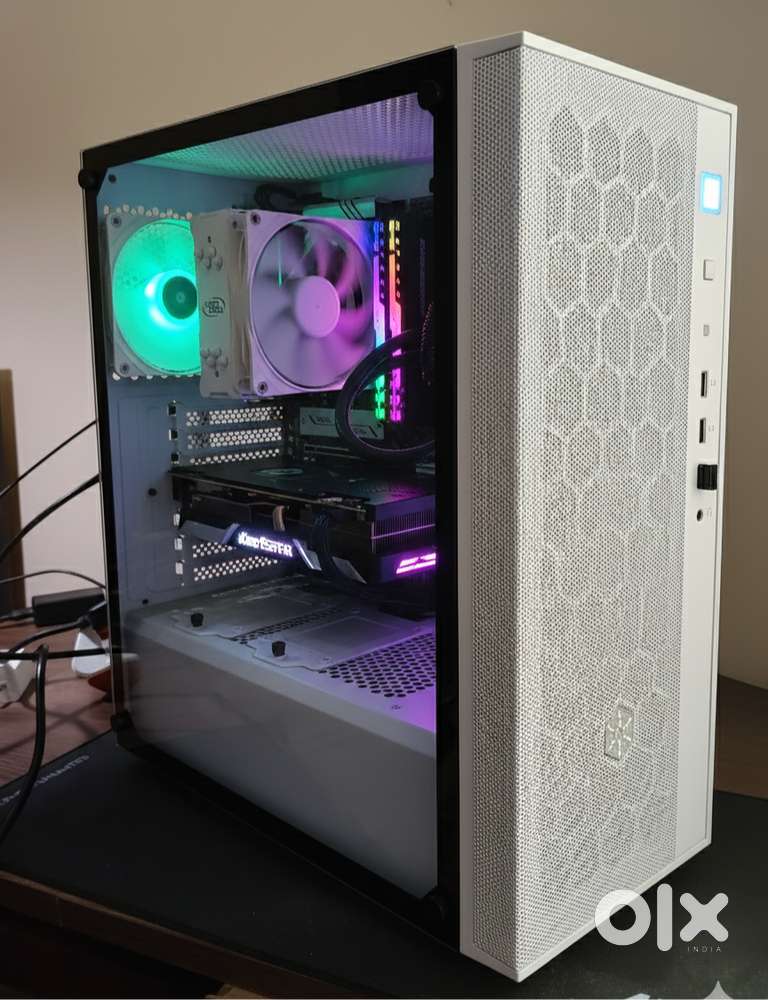 Gaming PC Mint Condition (White, RGB environment))