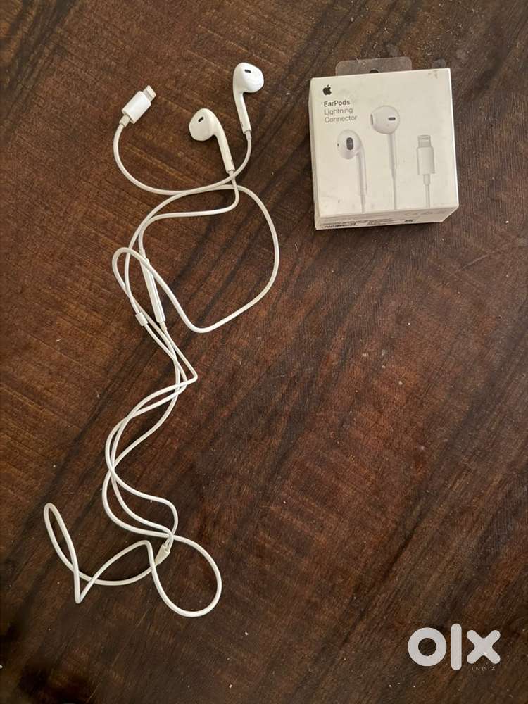 Apple Wired Earphones with Lightening Cable