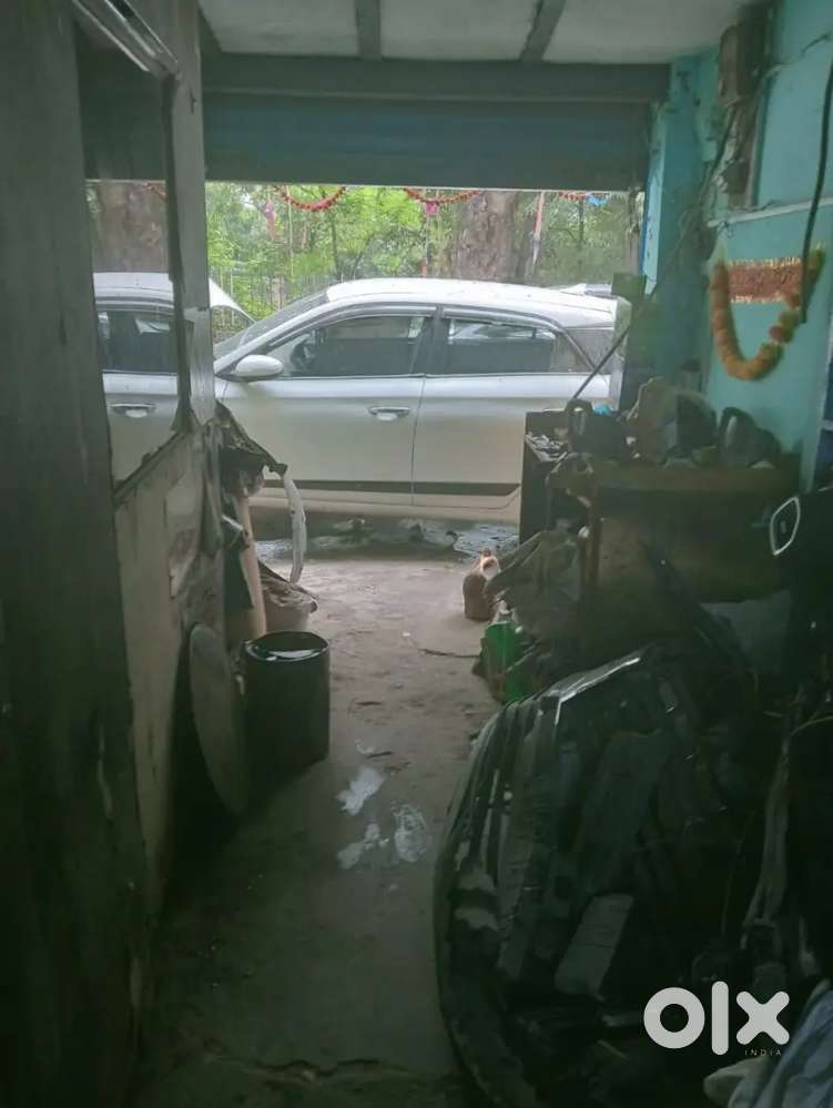 Ground floor shop with 2 floors