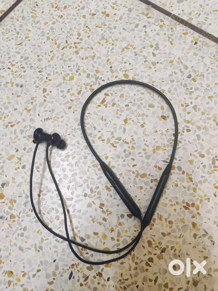 Oneplus Blootooth earphones in very cheap rate