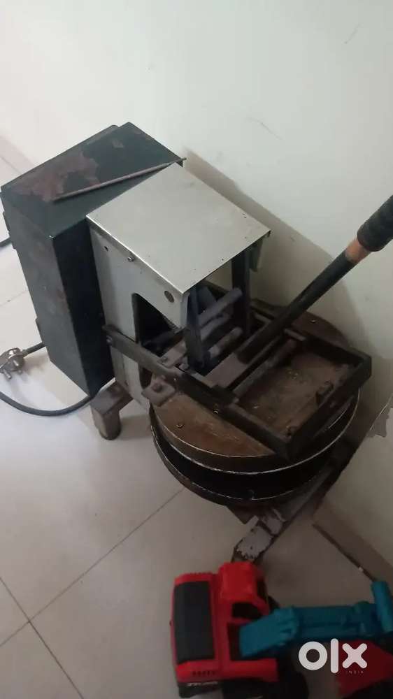 Hand press chapati / puri / bhatura machine