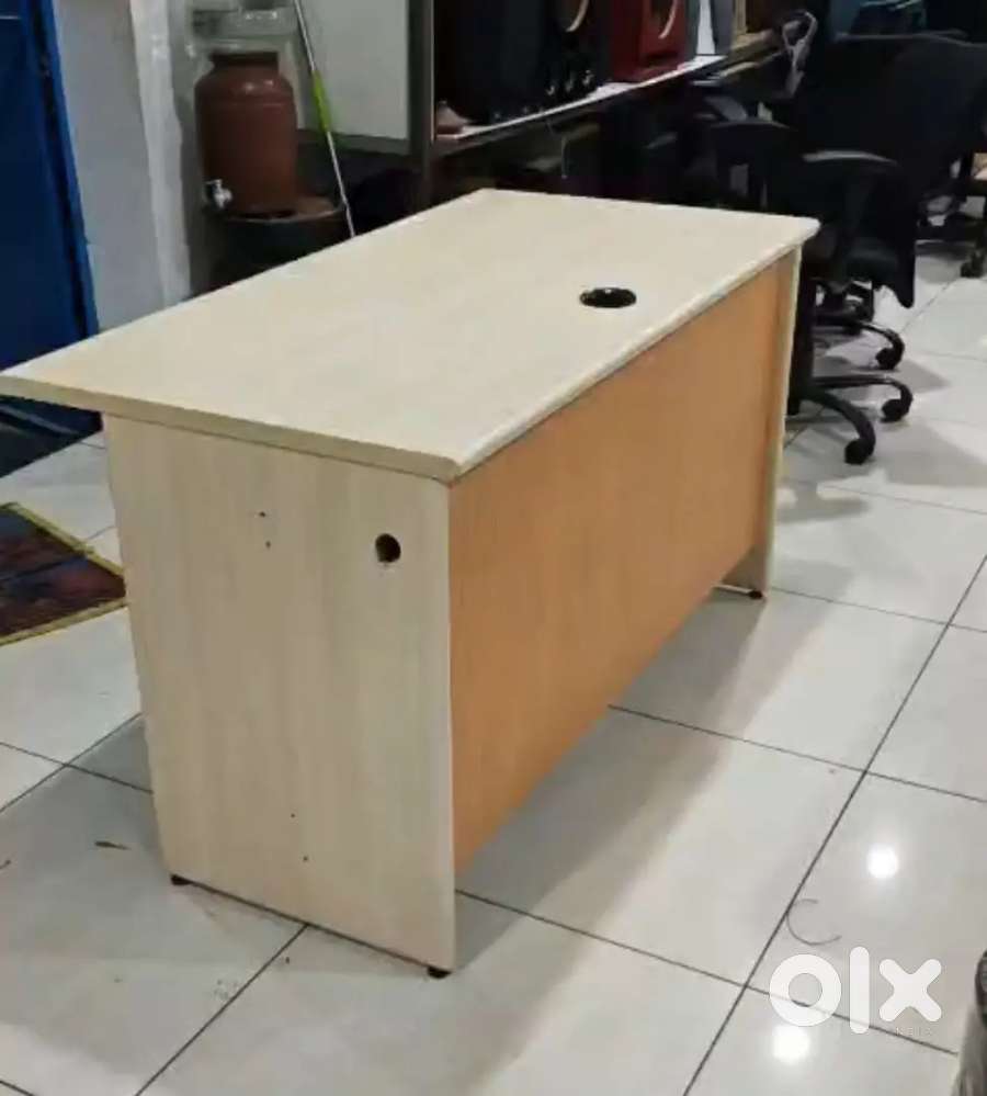 Computer table 5pes available