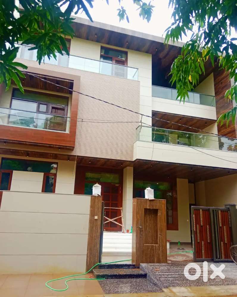 45.×.70 350 sq.yard. East facing . 5 BHK home
