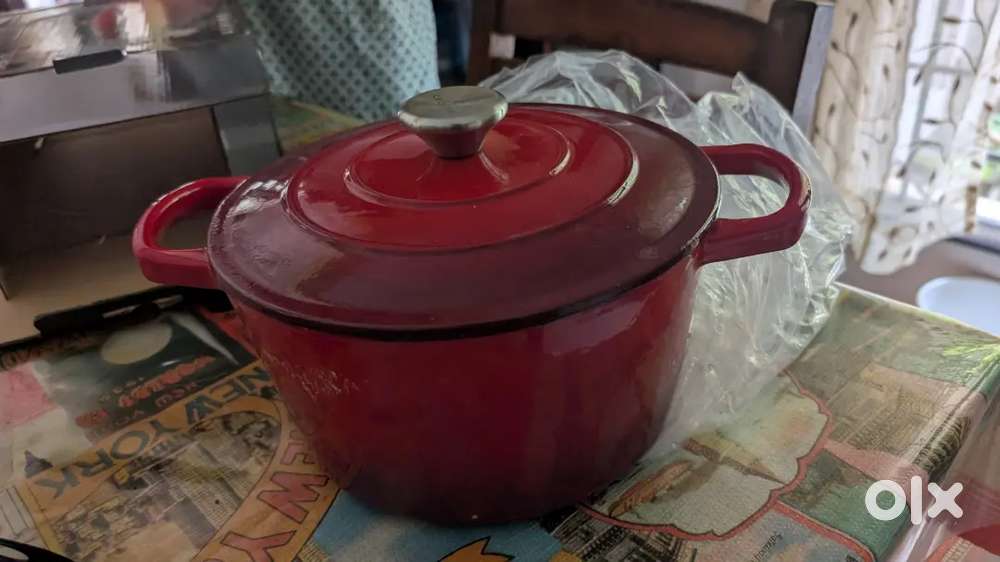 Crofton Cast Iron Dutch oven