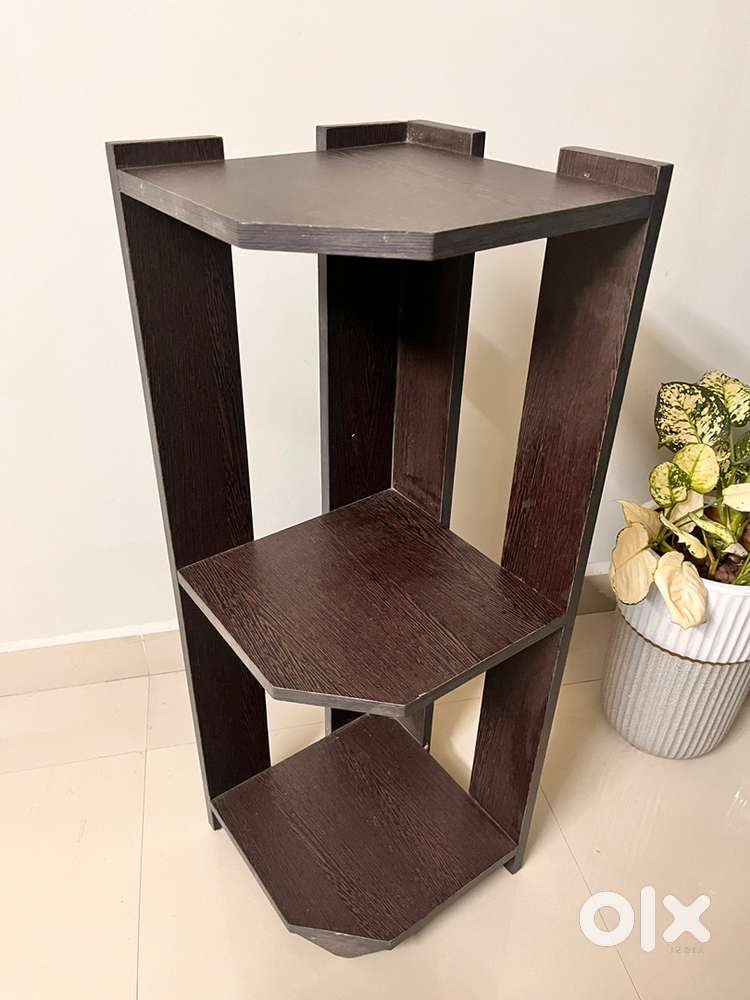 Corner wooden shelf