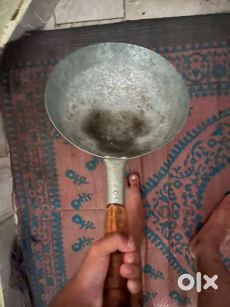 चाउमिन k  बर्तन और मोमो के बर्तन 2500 में ले जाओ अर्जेंट