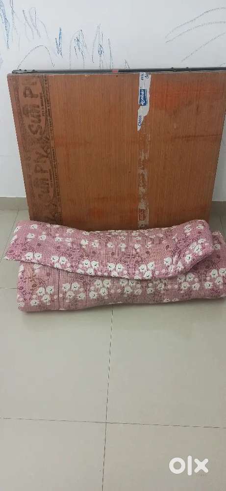 Foldable metal single bed with single mattress