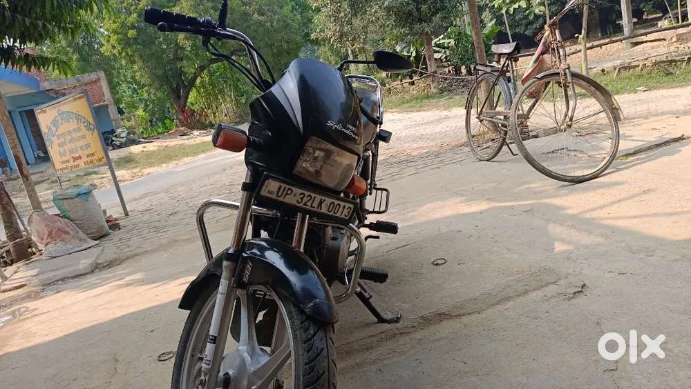 Hero splendor plus black/white colour