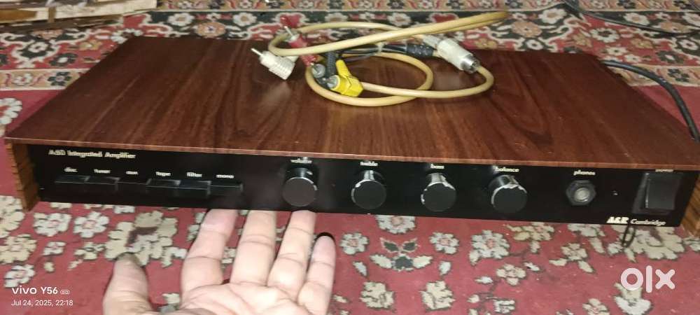 A  ARCAM A60 audiophile amplifier B&W audiophile speaker