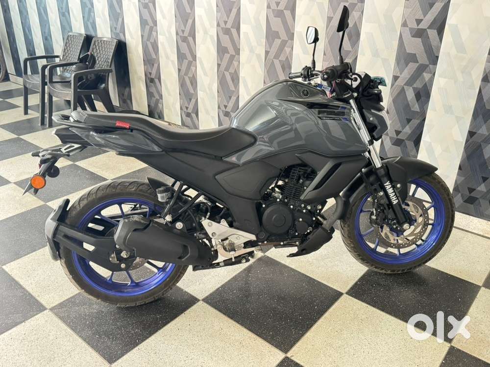 YAMAHA FZS V4 2025 model, less driven