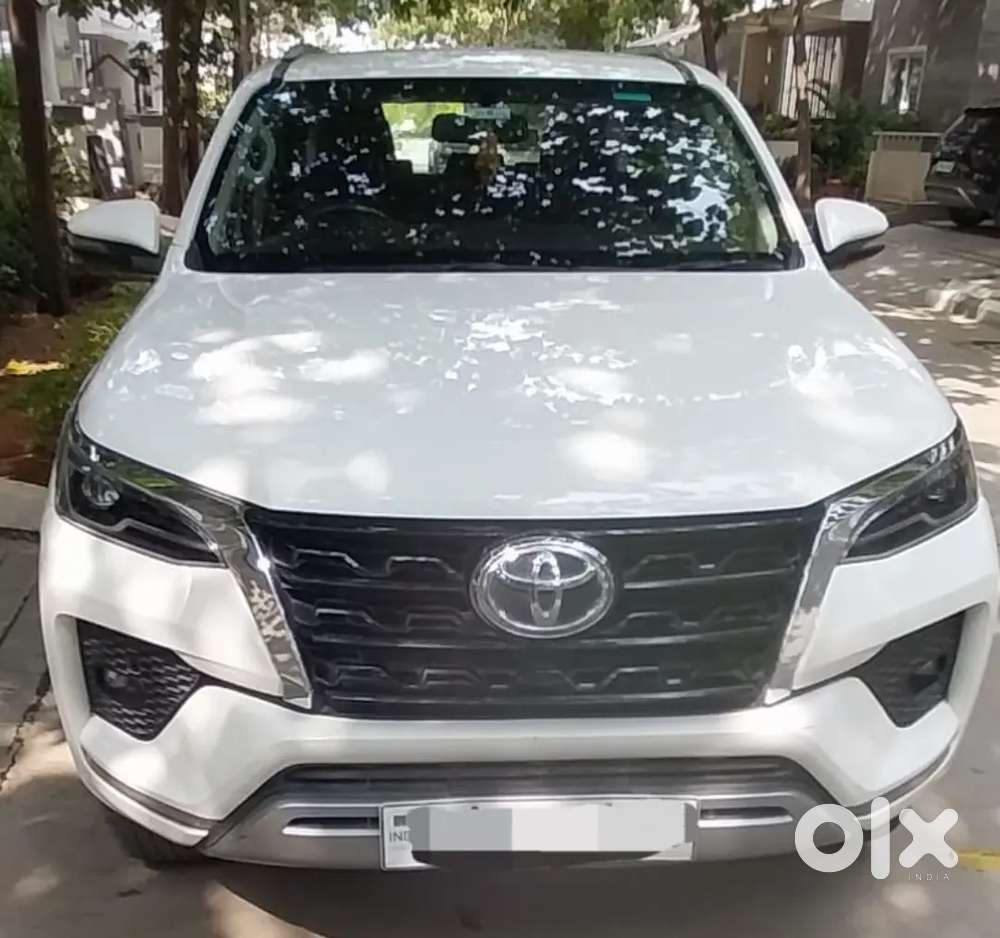 Toyota Fortuner white new model Mint comdition