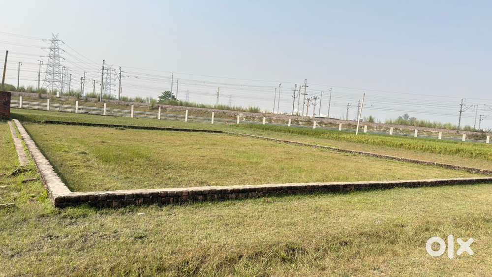 Varanasi highway par colony me plot hai