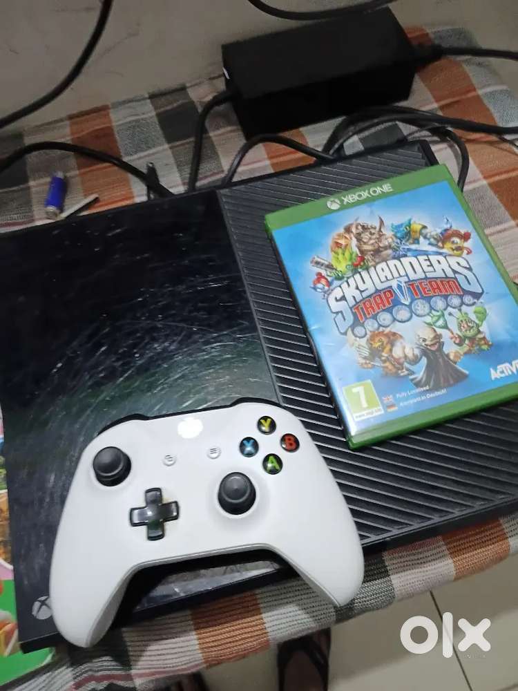 Xbox one with 5 dvds excellent condition