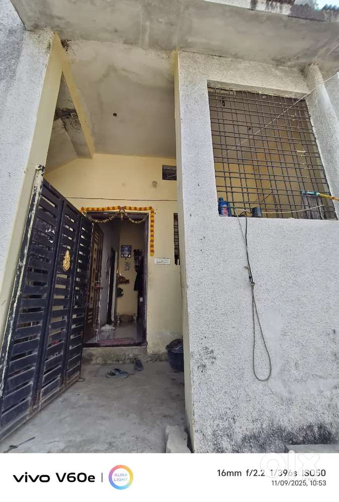 600 sqft me makan hai 1 floor bhi bana hai