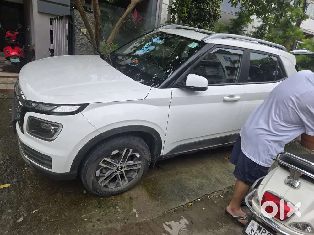 Hyundai Venue 2022 without any scratch 20000 km driven