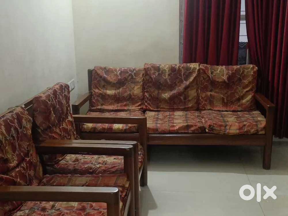 5 seater sofa (nice wood + cuisine)