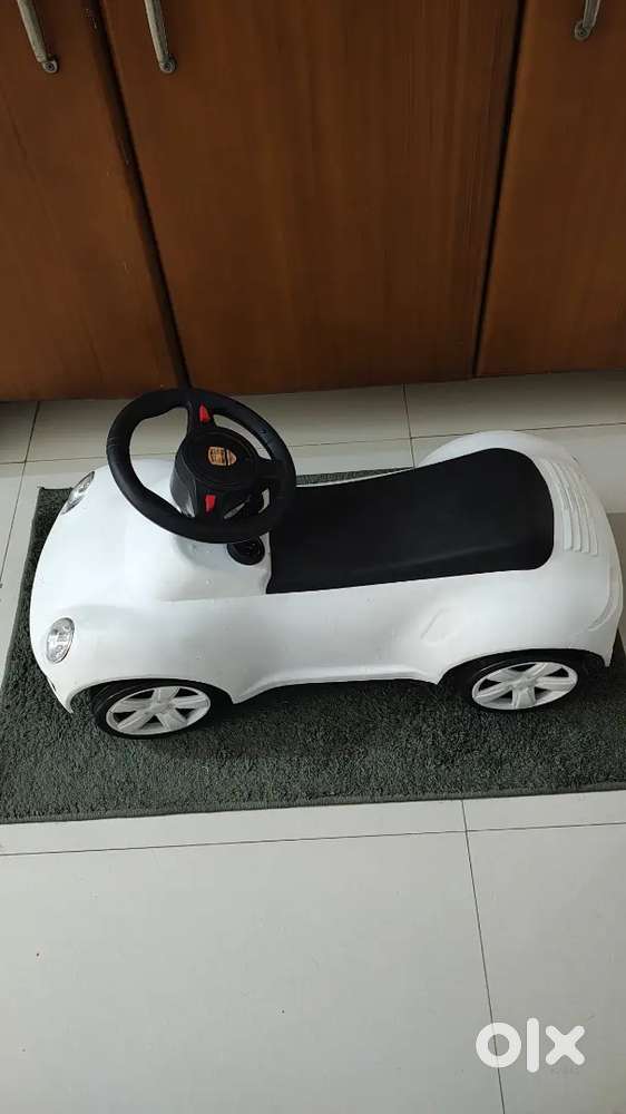 Kids car (in good condition)