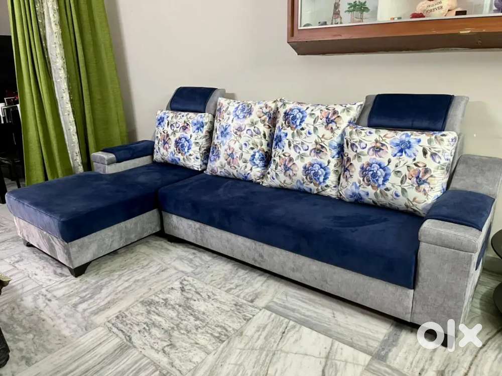 L shaped sofa with 2 baby chairs and teapoy