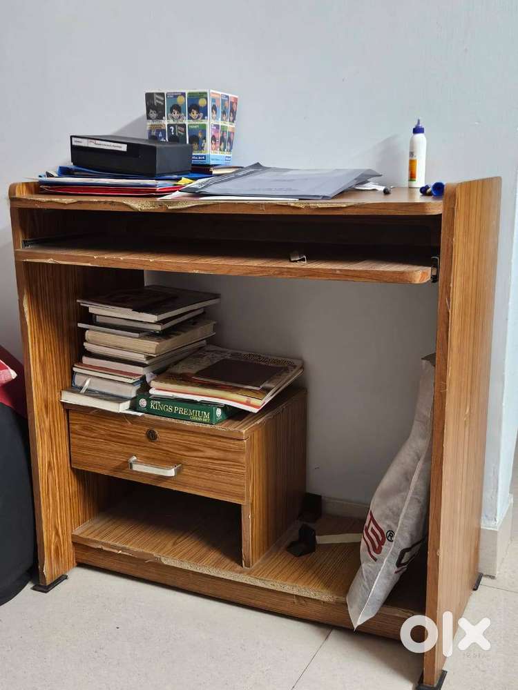 Computer table with drawer and keyboard tray