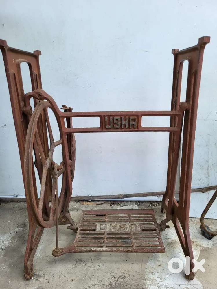 Sewing machine pedal stand