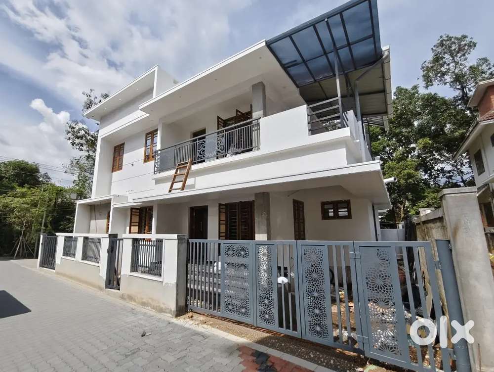 # Vyttila Thrippunithura 4.2cents 1800 sqft brand new 4bhk villa