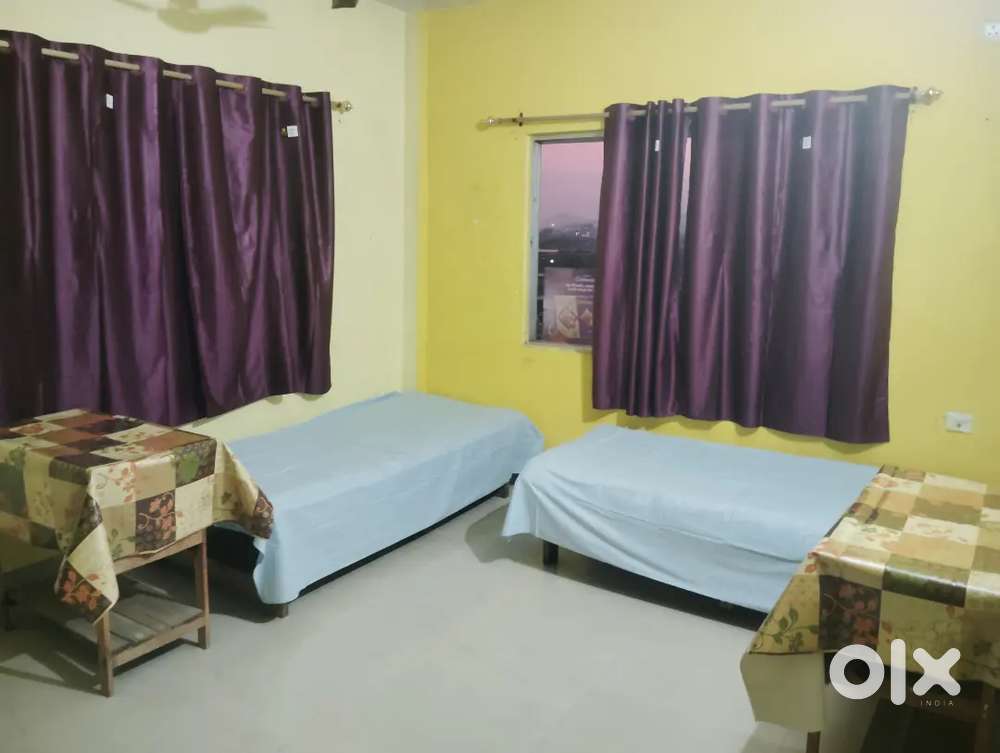 Girls pg available at six-mile palacia grand apartment (near dominos )