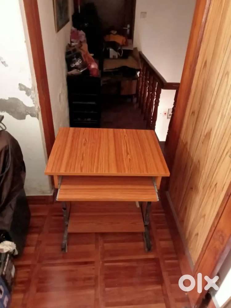 Wooden computer  table with keyboard tray,Excellent condition 12 numbe