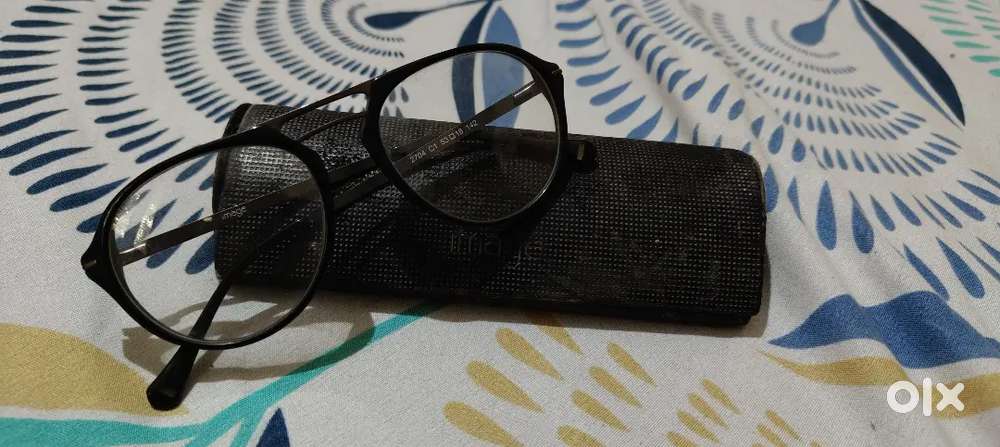 Branded spex (image). Black frame and plain glass