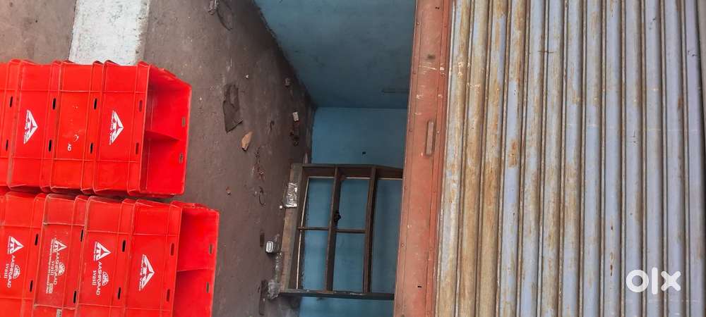Kisi ko bhi charhi nhi 33 ke samne dukan kholne ke liye room chaiye.
