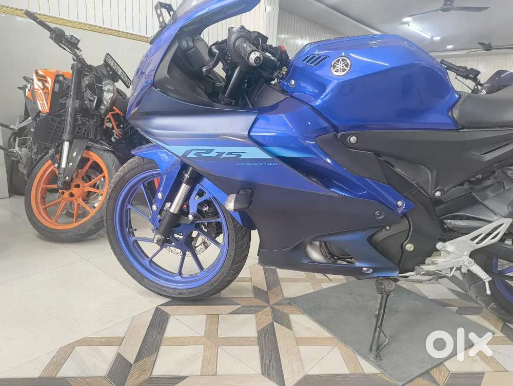 Yamaha r15 v4 2023 model kms only 15000 done for 165