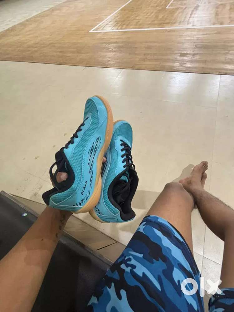 Indoor sports shoe for badminton and volleyball