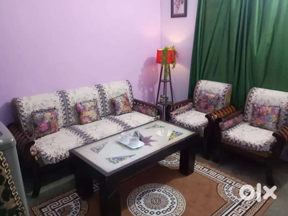 Good condition sofa set with centre table
