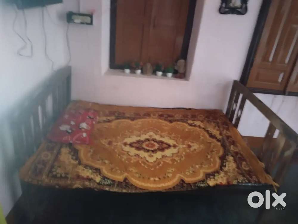 5x5 ft Bed for Sale – Perfect for Bachelors!”