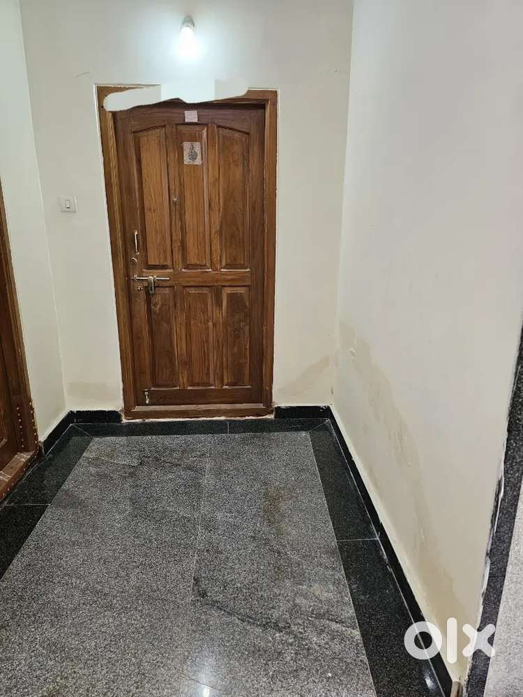 SELLING MY 3 BHK FLAT IN MANIKONDA[NO DEALERS PLZ]