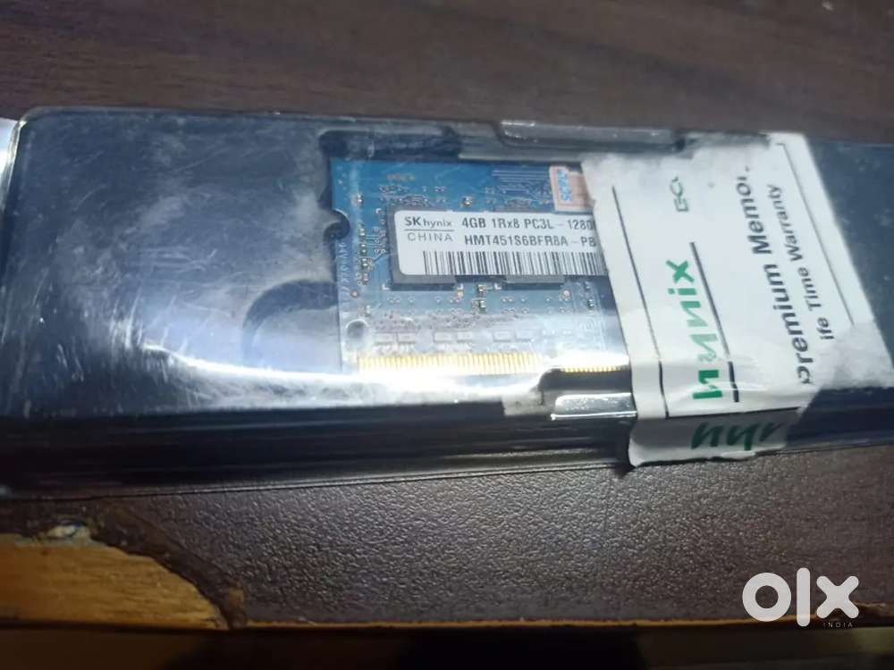 SK Hynix 4GB DDR3L PC3L-12800S laptop RAM memory module.
