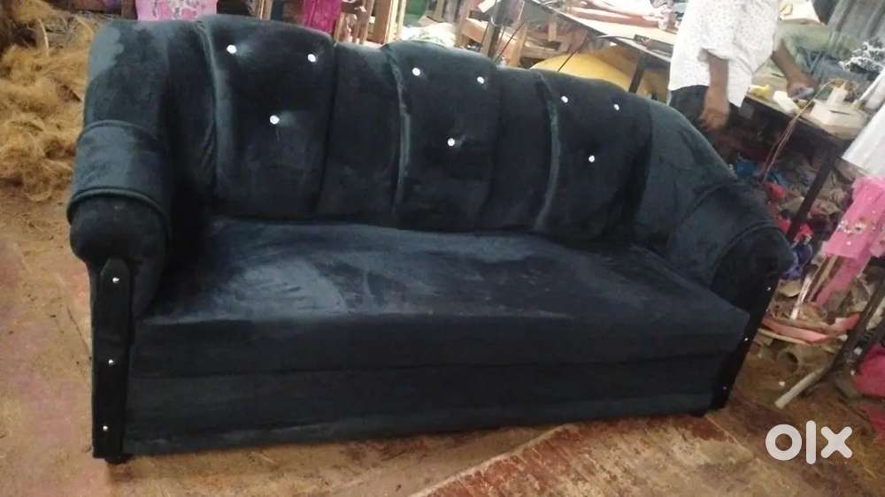 ROYAL LOOKING 5 SEATER SOFA UNIQUE DESIGN  AVAILABLE IN N.Z FURNITURE