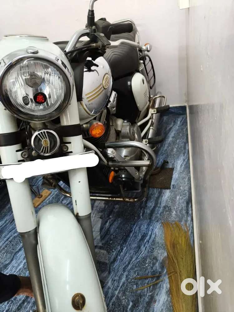 Jawa 42 Dual Channel Disc ABS EMI Option available