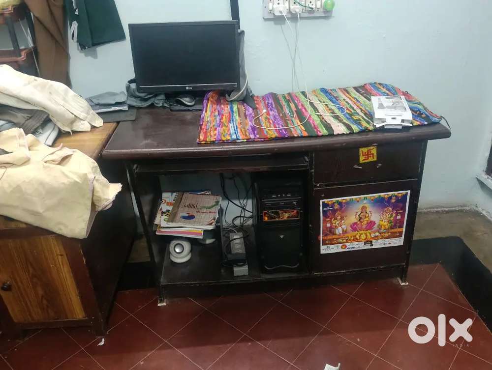 कंप्यूटर या कंप्यूटर टेबल