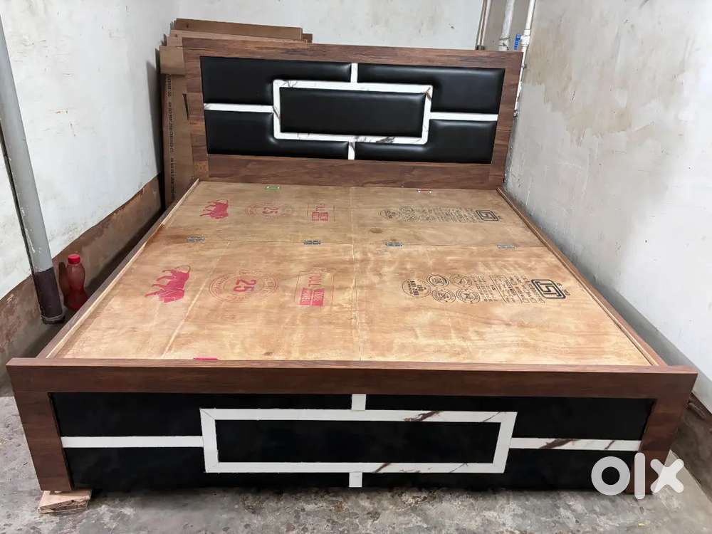 Newly made box bed having size 6/6.5.
