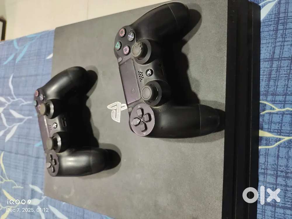 PS4 pro 1TB 2 controller