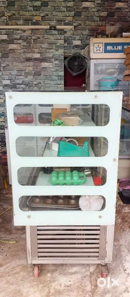 Cake and pastry display counter