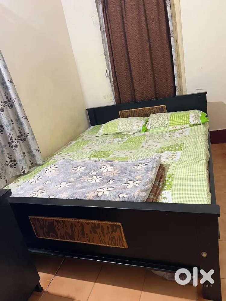 Double cot with mattress 82x62 inches