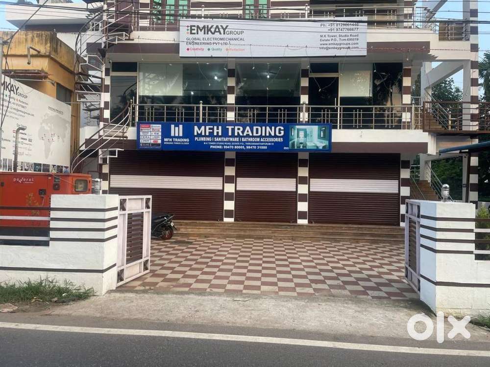 Large single shop with 3 shutters