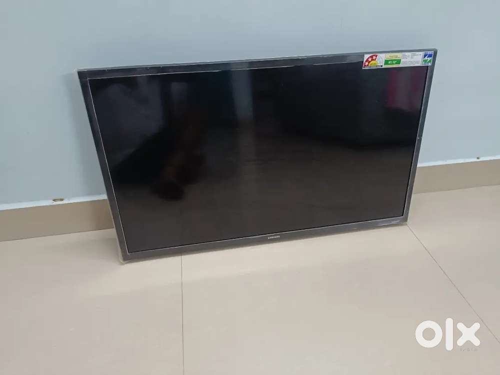 Samsung good condition led Tv 32 inch with remote, cable