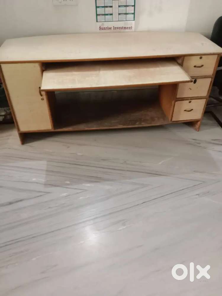 Computer table