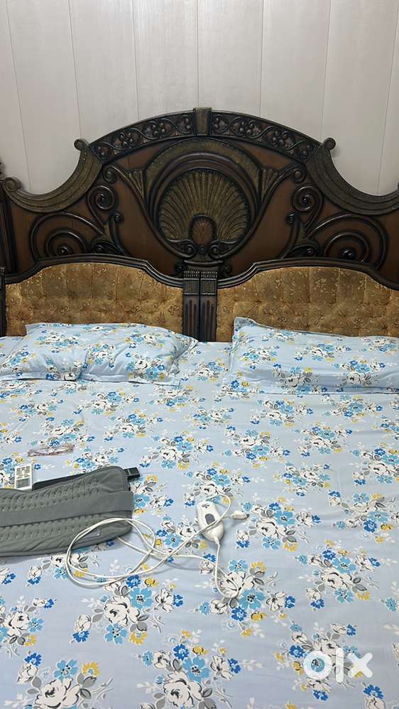 Teak wood bed with box & side tabels