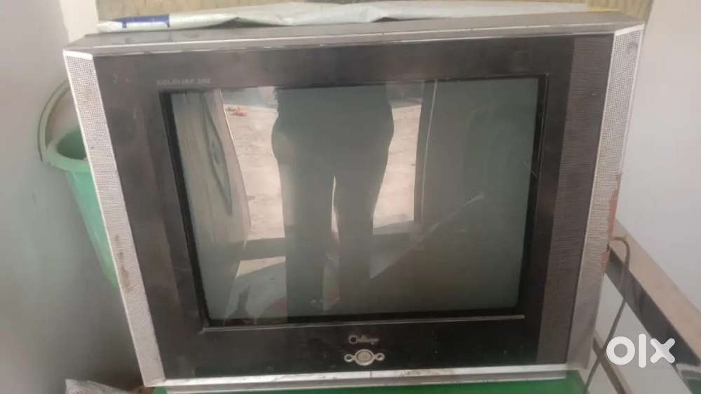 Box Tv with 2 Remotes and Setup Box