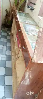 दुकान के लिए काउंटर और साथ में कॉस्मेटिक सामान